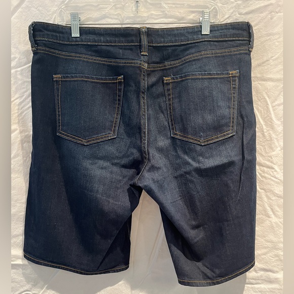 Gap Womens Dark Indigo Mid Rise Bermuda Blue Jean Shorts Size 14-32R - Picture 3 of 5